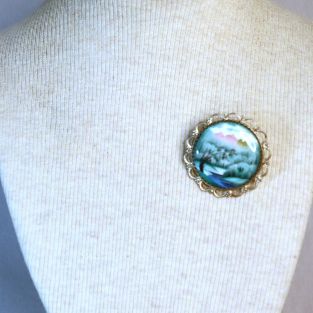 💎Scenic Cameo Brooch Blowing Tree Flowing River Pink Mountaintops Filagree Frame